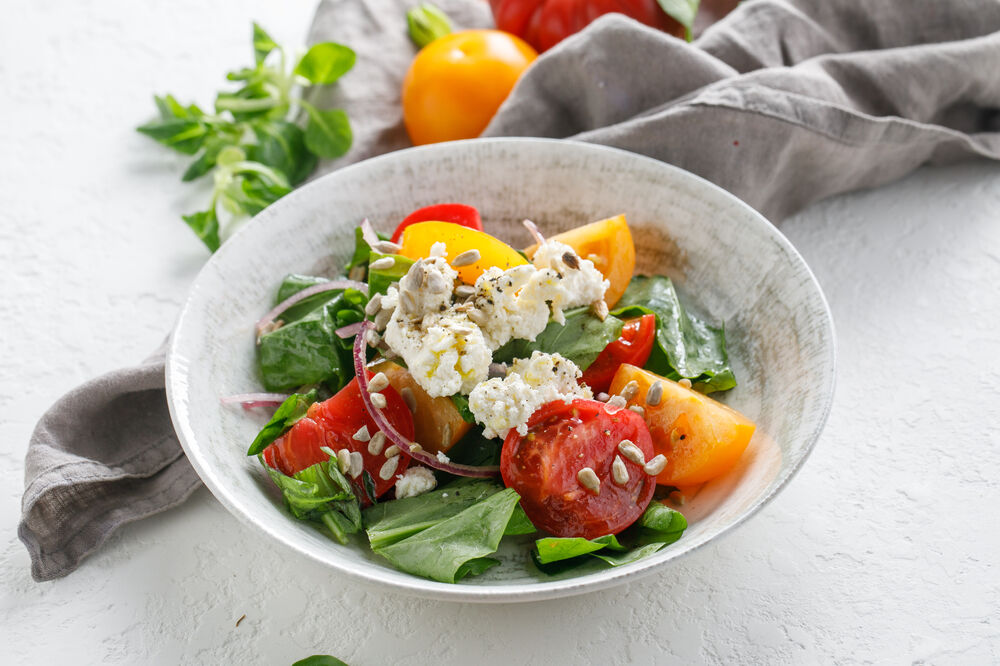 Salad with sorrel and nadugi cottage cheese 