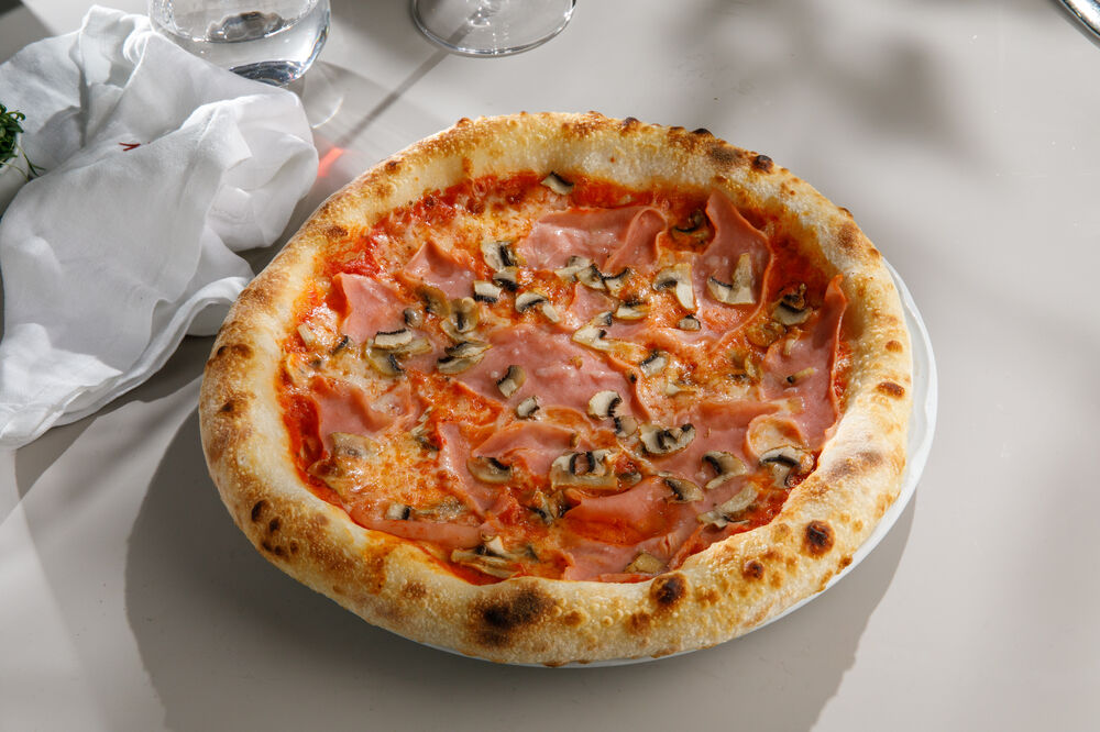 Пицца с ветчиной и грибами