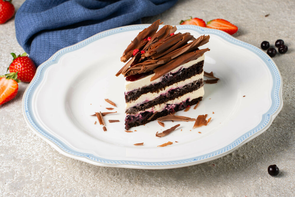  Chocolate cake with black currants