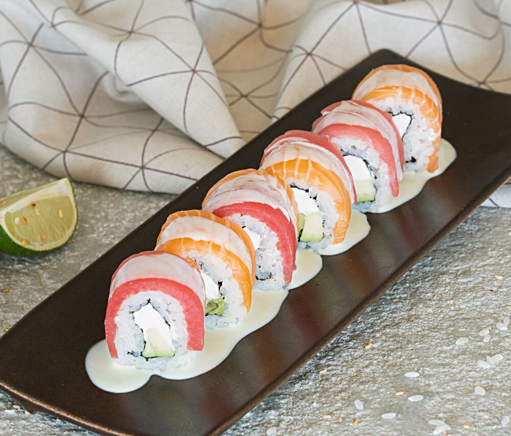 Roll with salmon, tuna and honey sauce