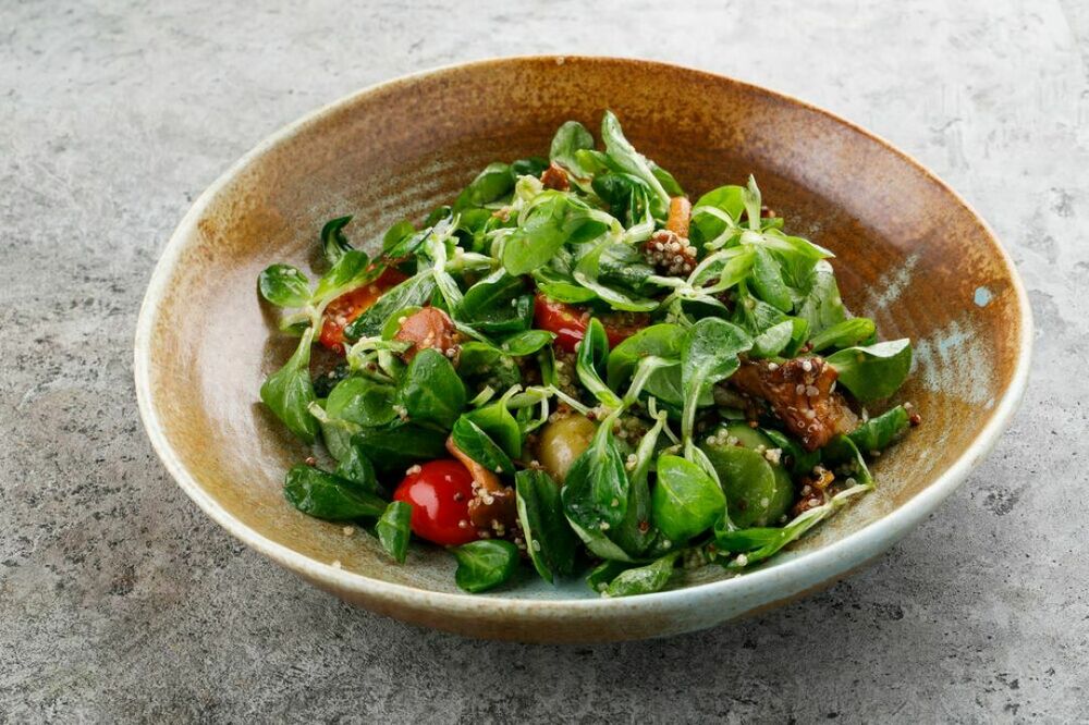 Salad with baby potatoes, arugula and chanterelles