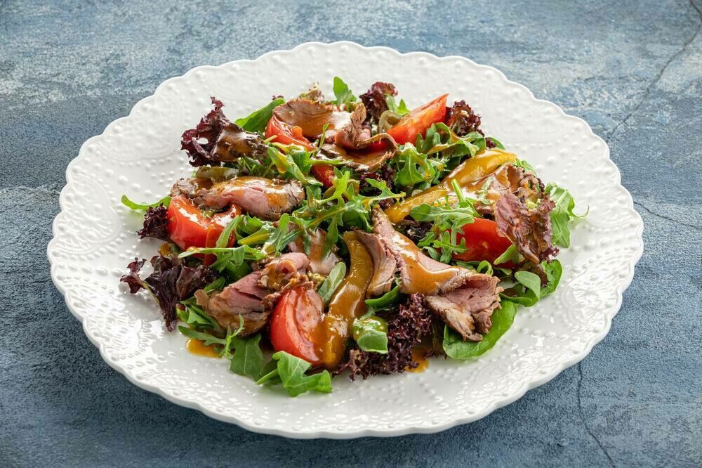 Salad with chanterelles and roast beef