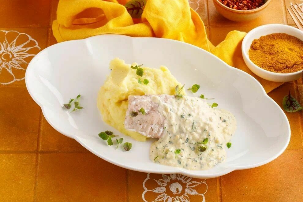Pike perch Stroganoff style with mashed potatoes