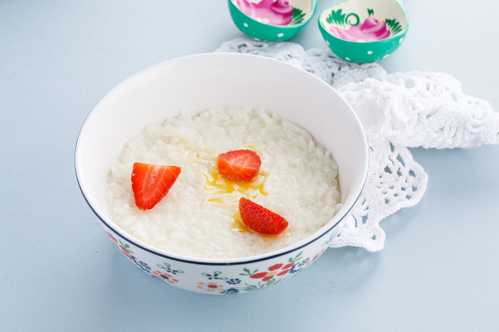 Rice porridge with seasonal berries