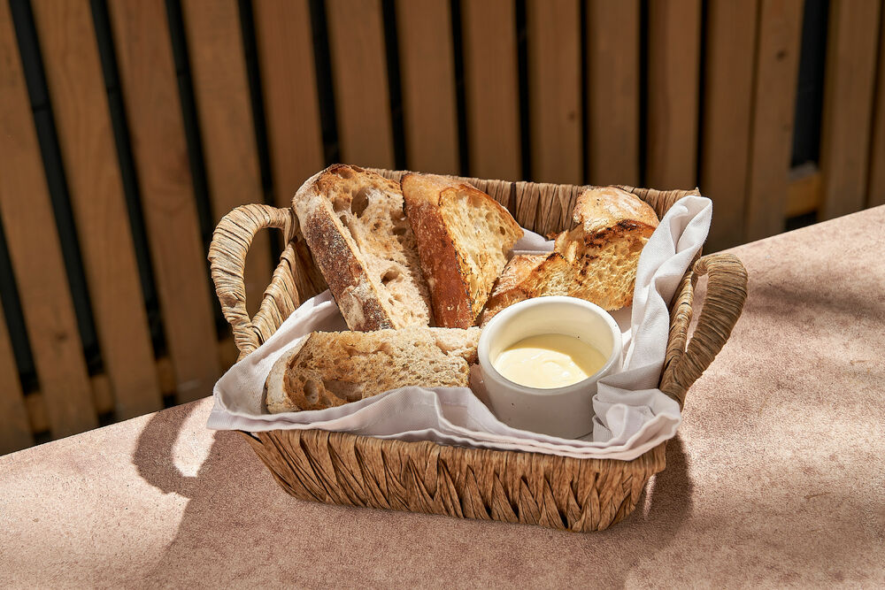 Bread basket from 12:00 to 23:00
