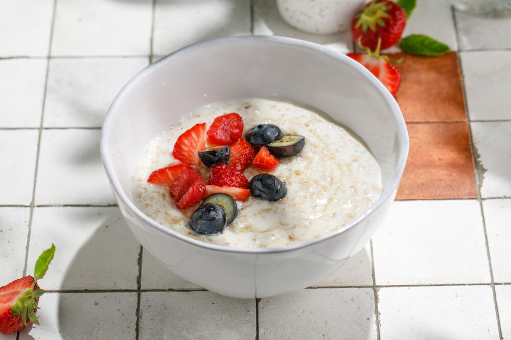 Oatmeal porridge with fresh berries