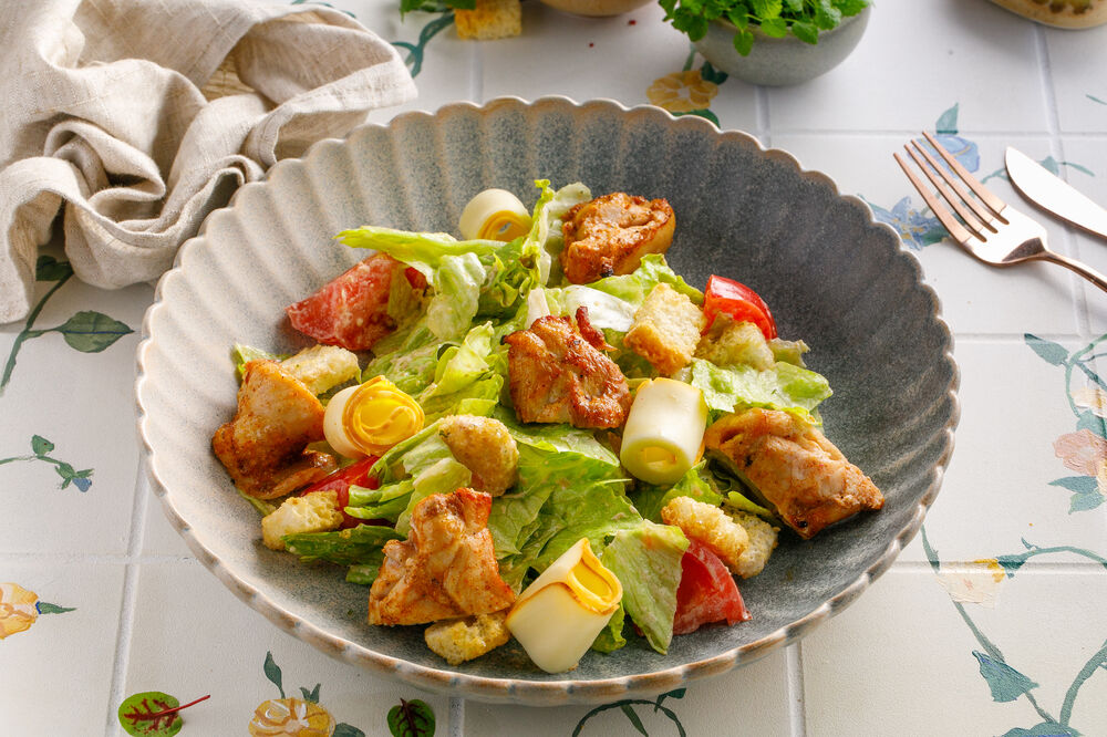 Warm salad with chicken and smoked cheese