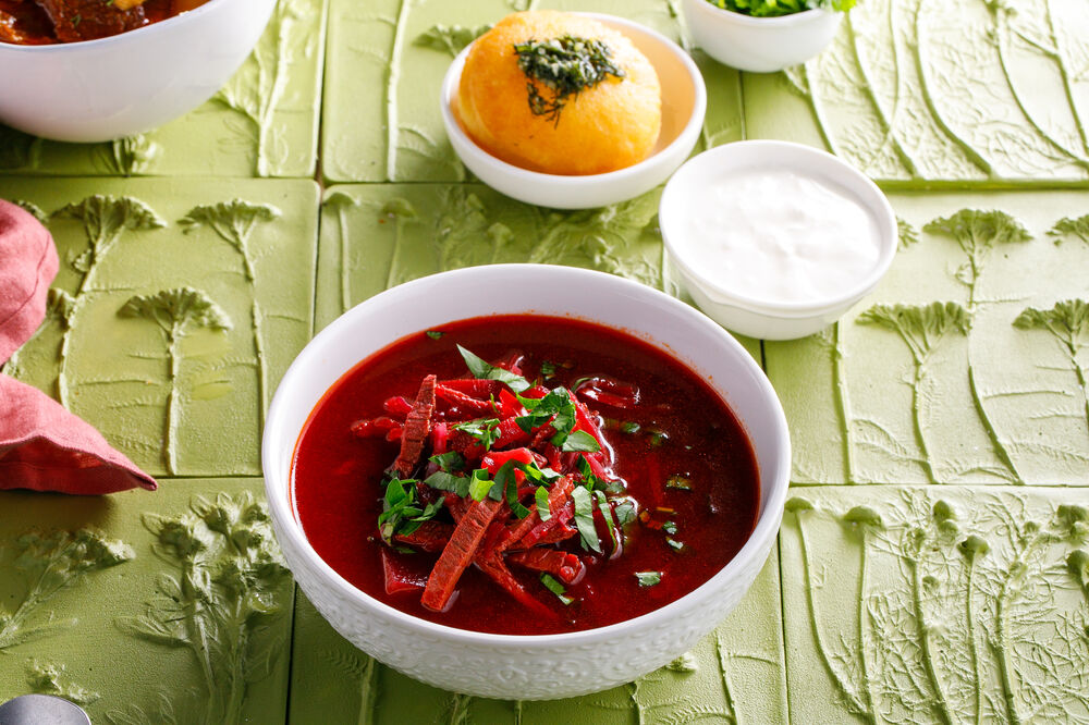 Borscht soup with garlic donuts