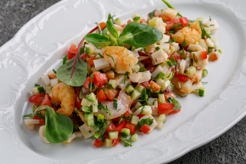  Salad with seafood and vegetables 