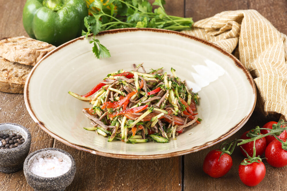 vegetable salad with beef