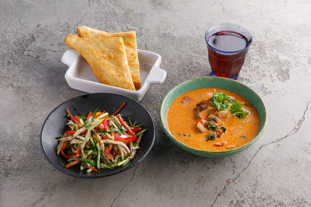 Tom Yum with chicken + Vegetable salad with turkey