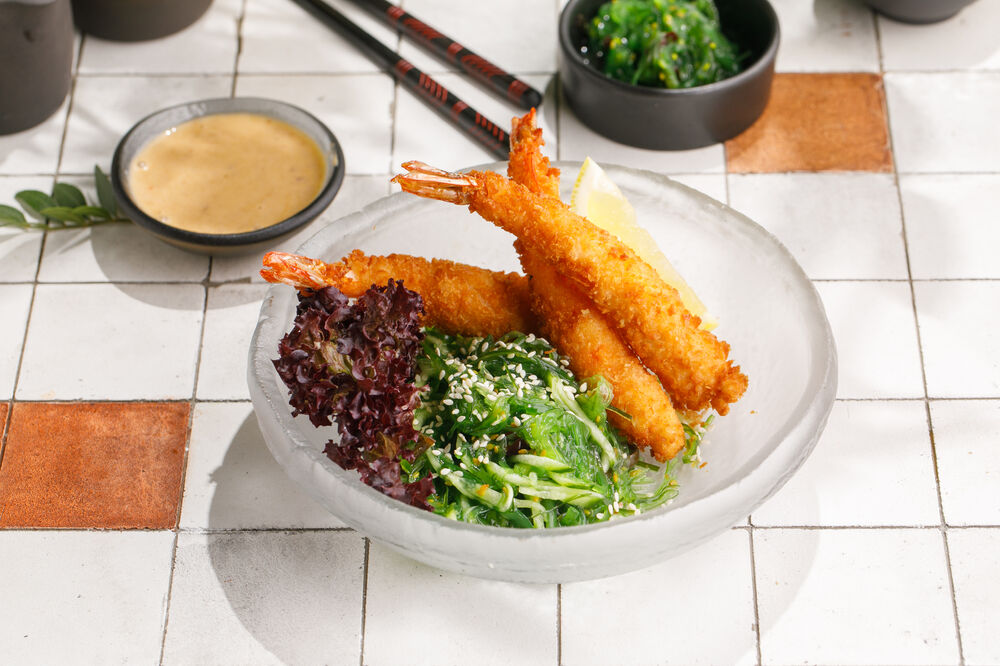 Salad "Chuka" with shrimp in tempura