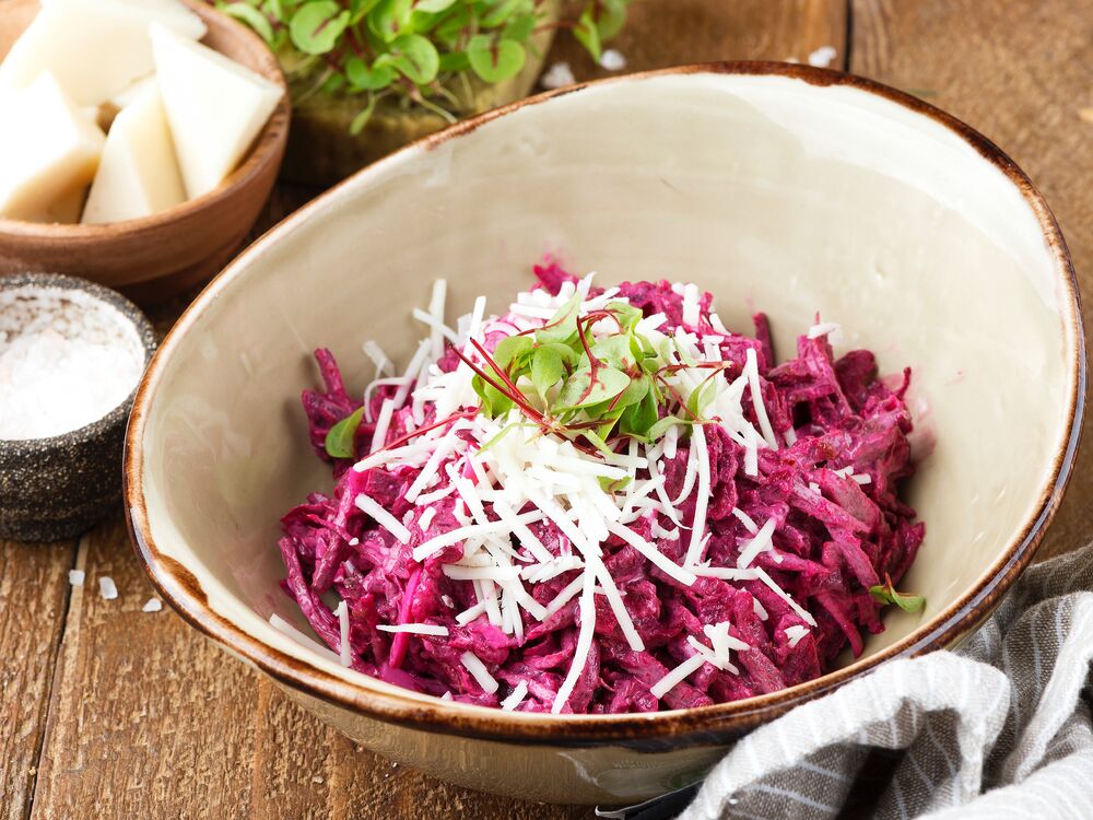 Beetroot salad with veal and goat cheese