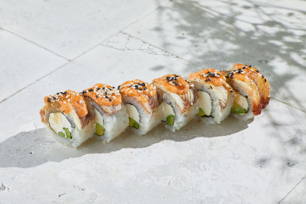 "Philadelphia" rolls baked with eel