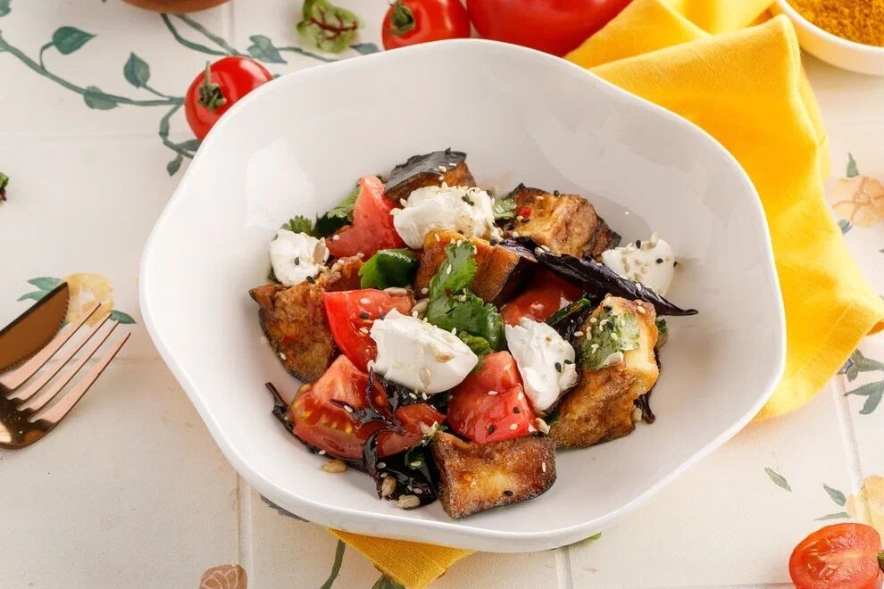 Salad with crispy eggplants