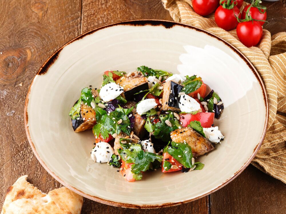 Salad with crispy eggplants