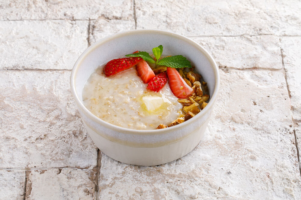 Oatmeal porridge with milk