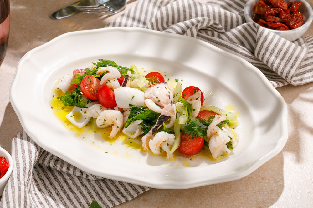 Warm salad with seafood