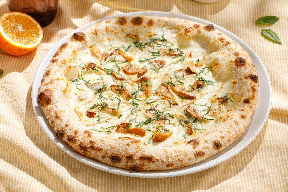 Pizza with porcini mushrooms