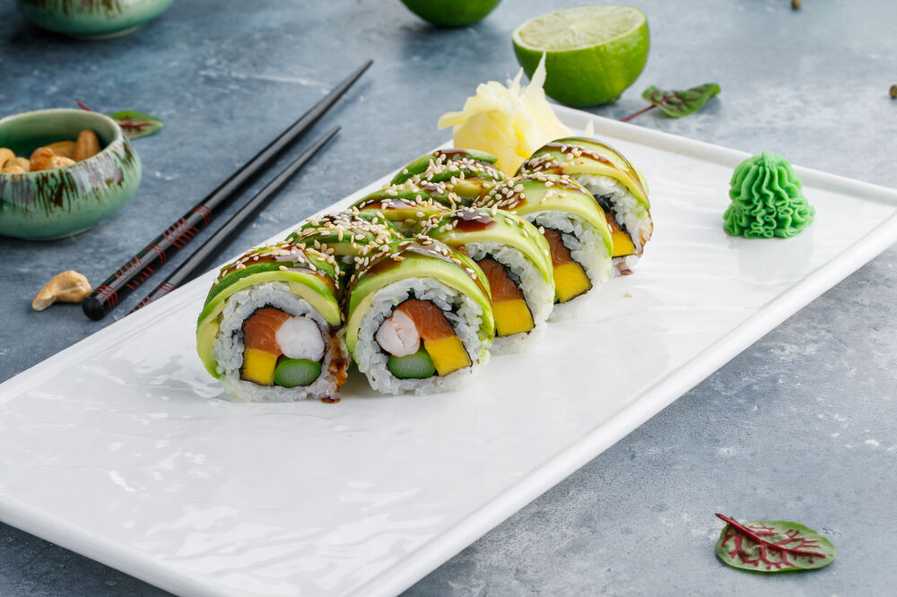 Roll with shrimp, salmon, mango and asparagus