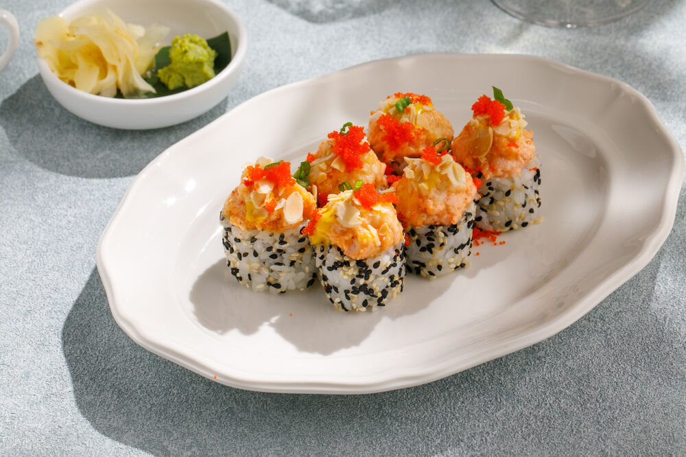 Baked roll with salmon and mango