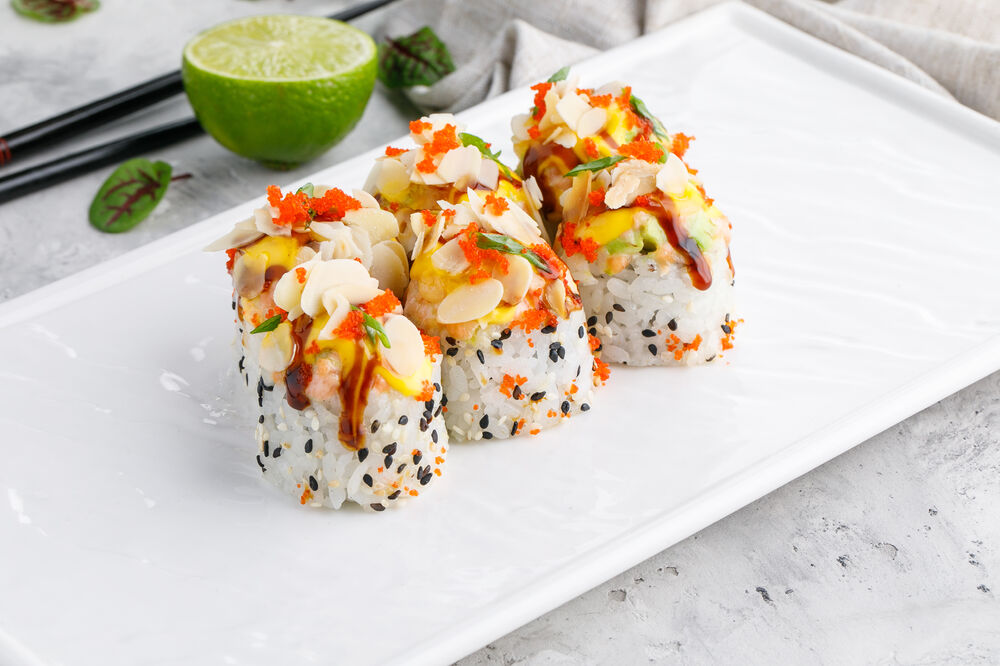 Baked roll with salmon and mango