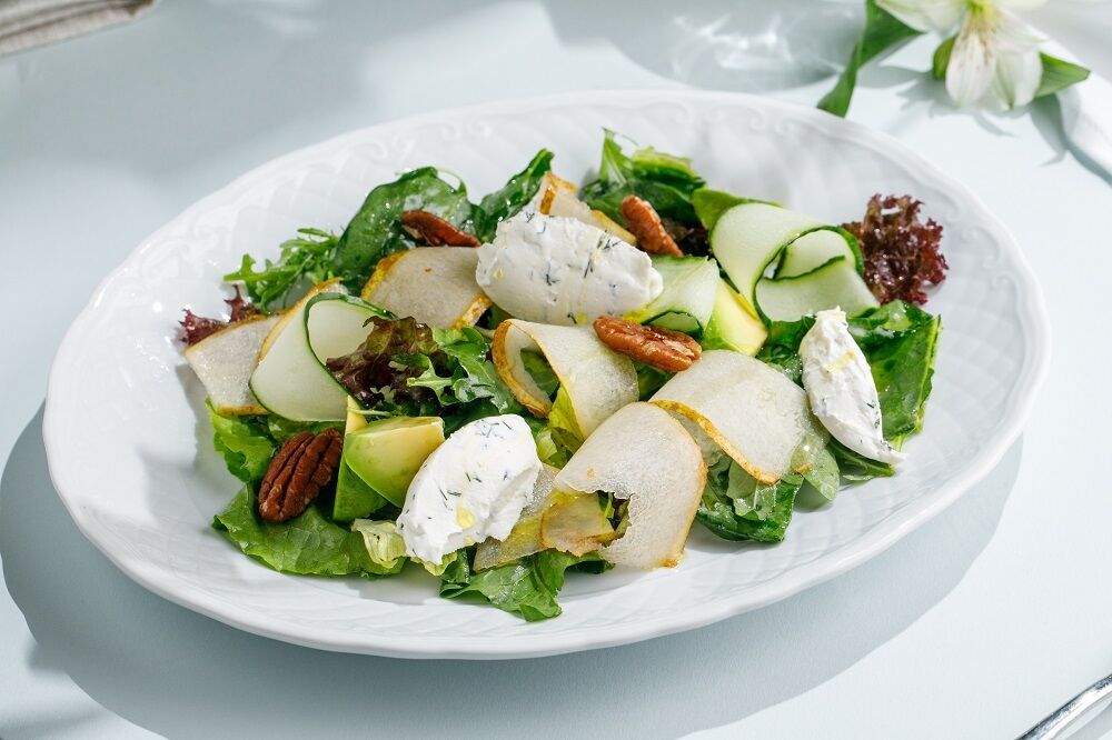 Salad with pear and goat cheese