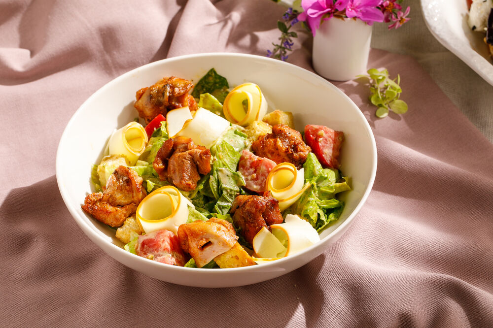 WARM SALAD WITH CHICKEN AND SMOKED SULUGUNI CHEESE