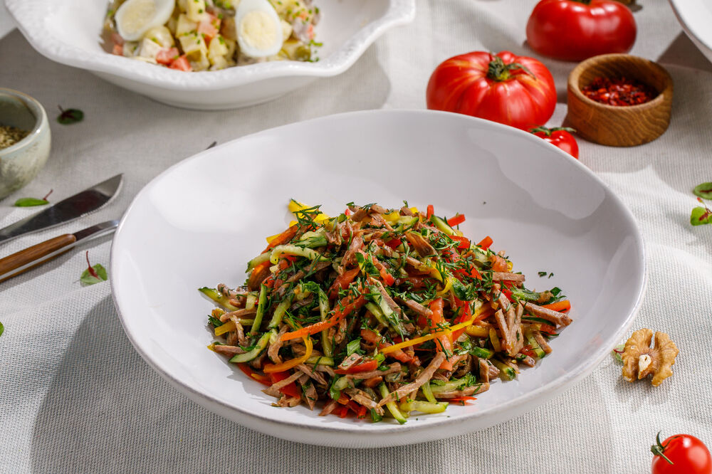 Салат с отварной говядиной и свежими овощами 