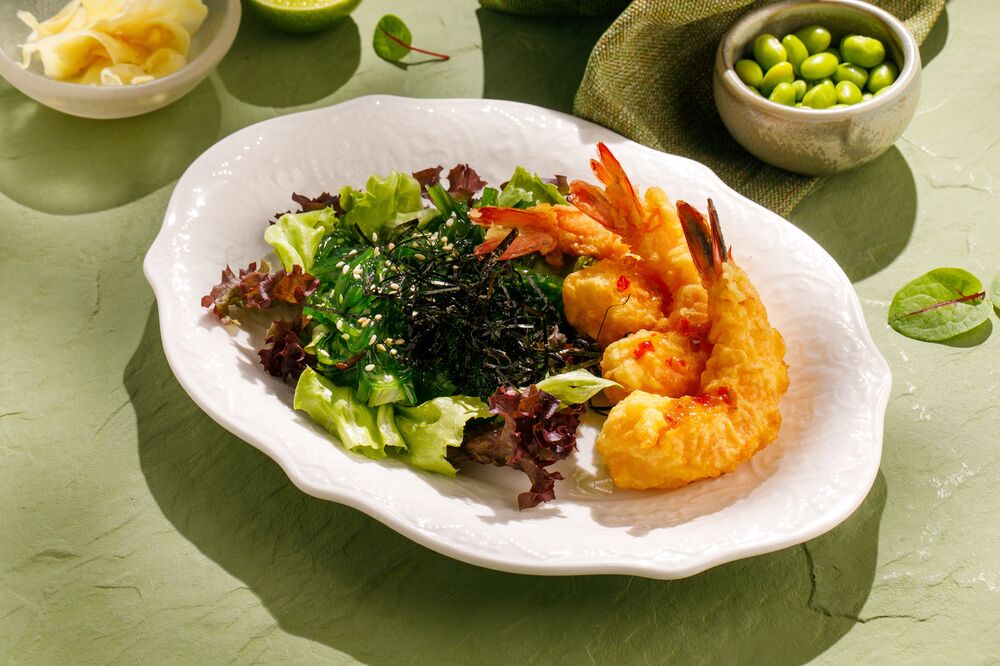 Kaiso salad with shrimps in tempura