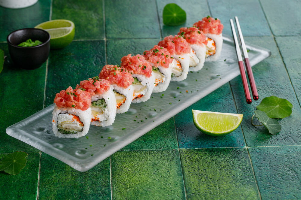 Roll with tuna and perch in tempura