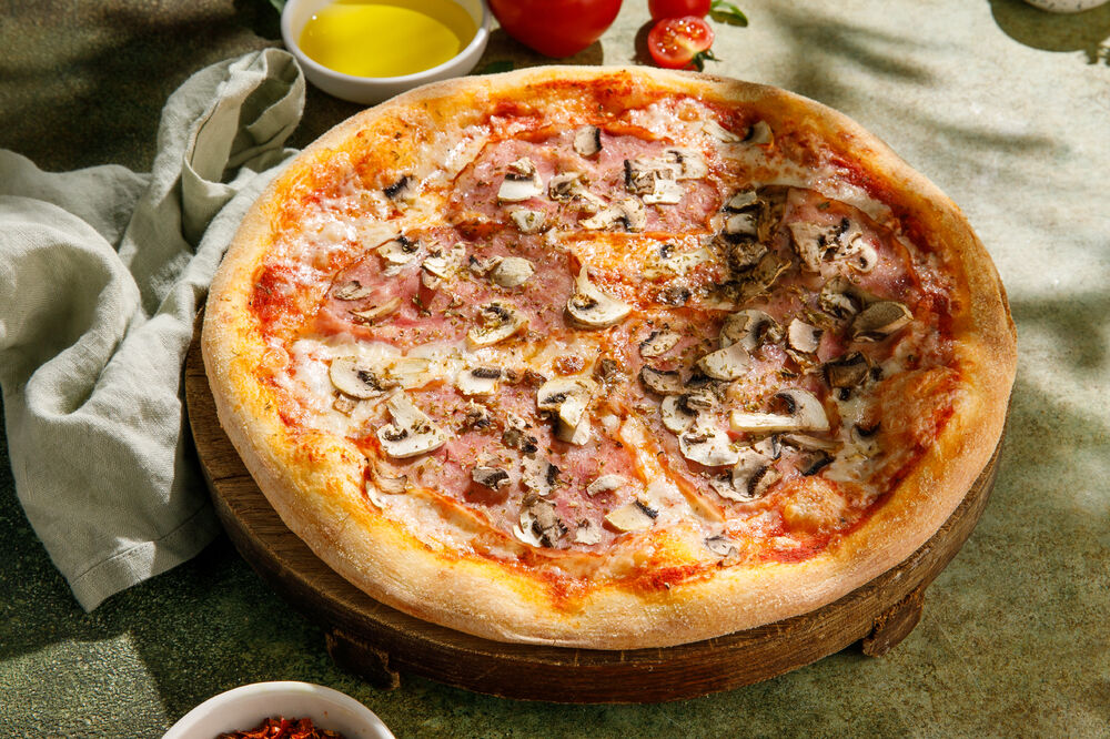 Pizza with ham and mushrooms
