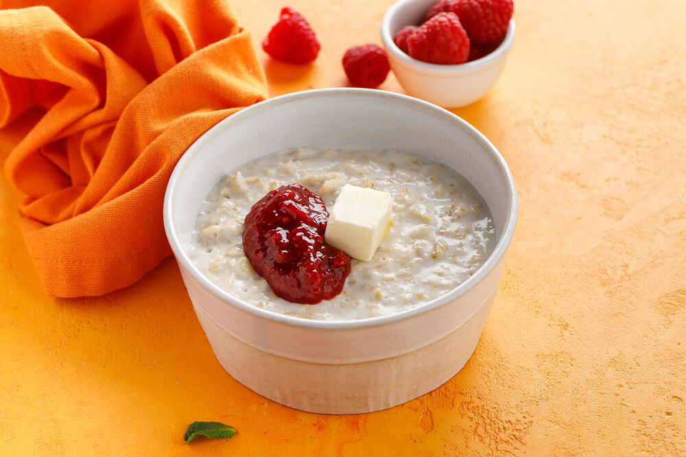 Oatmeal porridge with raspberry jam