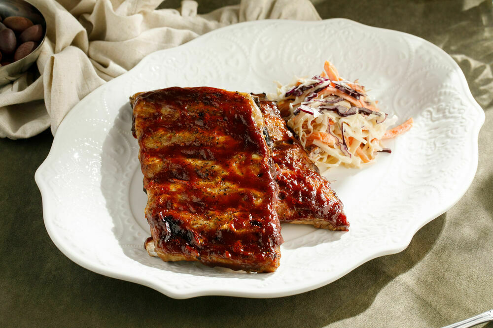 Pork ribs with colewslaw