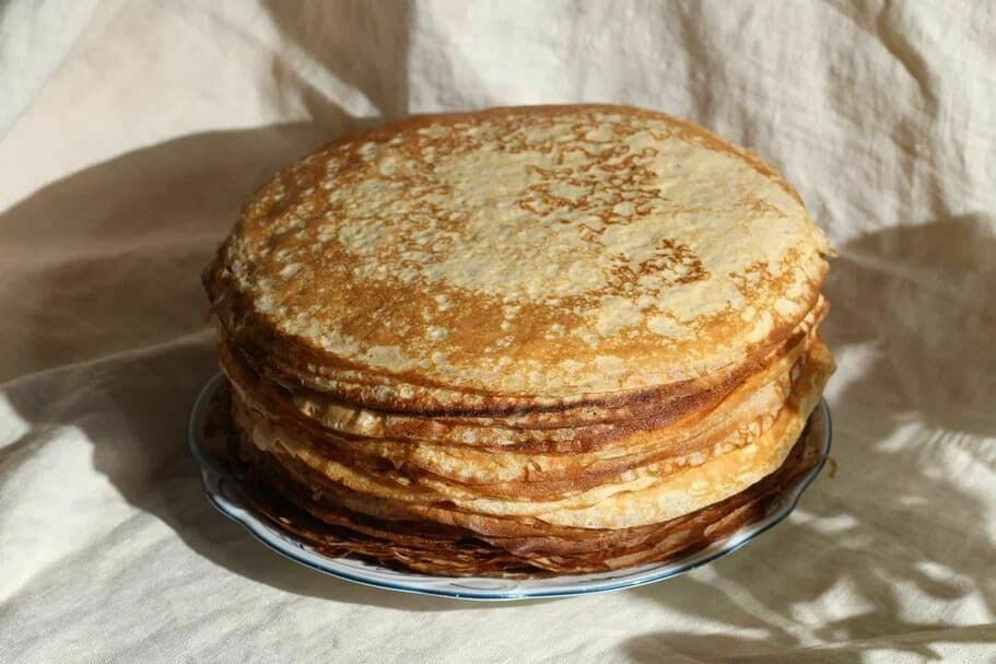 Стопка блинов с топпингами 