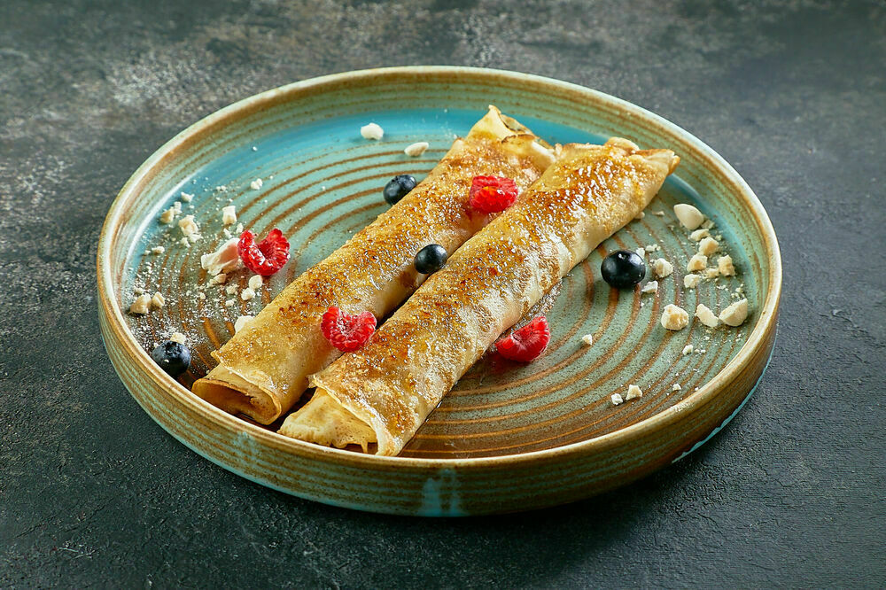 Блины с кремом маскарпоне, бананом и клубникой