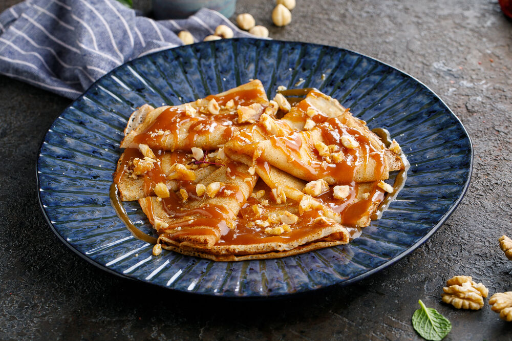Блины с соленой карамелью и карамелизированным фундуком