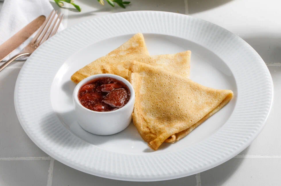 Pancakes with raspberry jam 