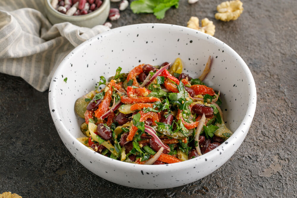 Салат из паприки и фасоли 