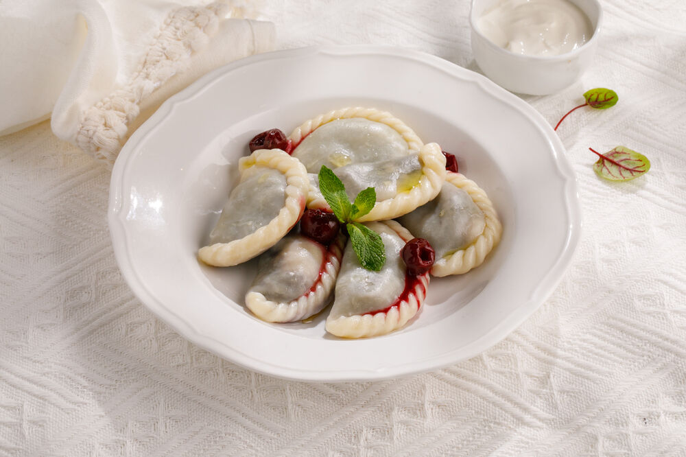 Домашние вареники с вишней