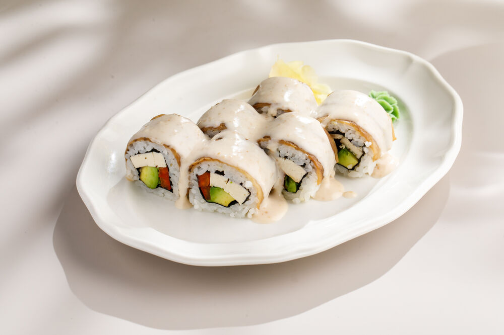 Roll with eggplant and nut sauce