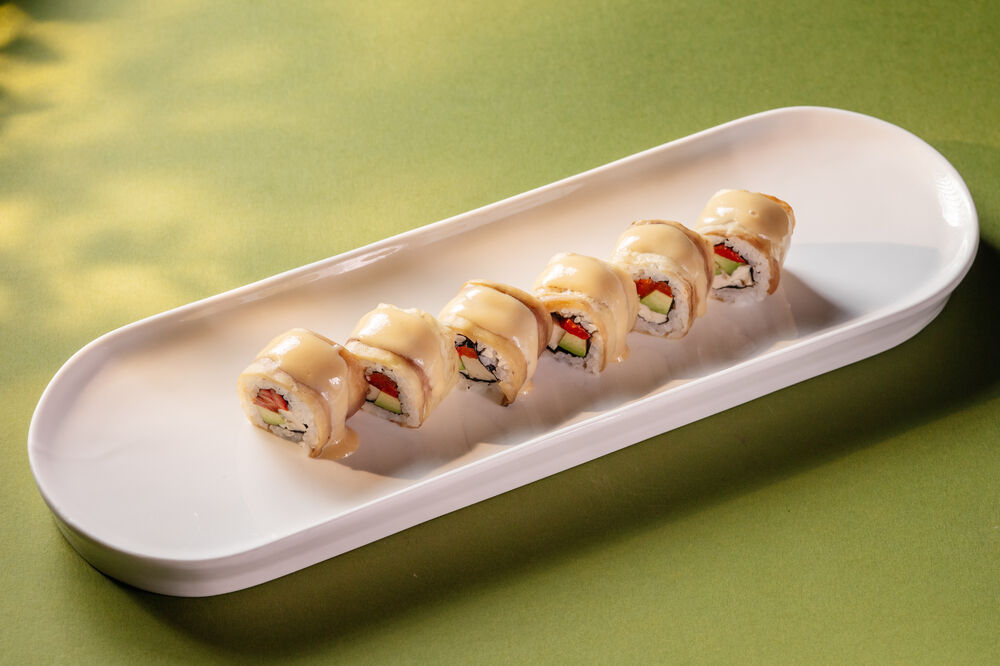 Roll with eggplant and nut sauce