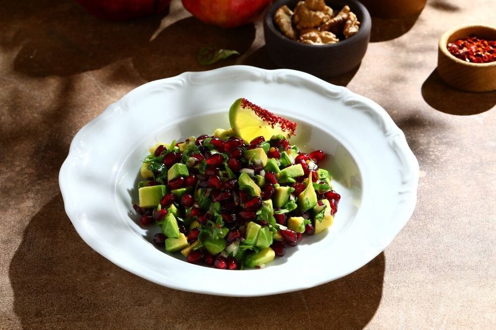 Салат с авокадо и гранатом