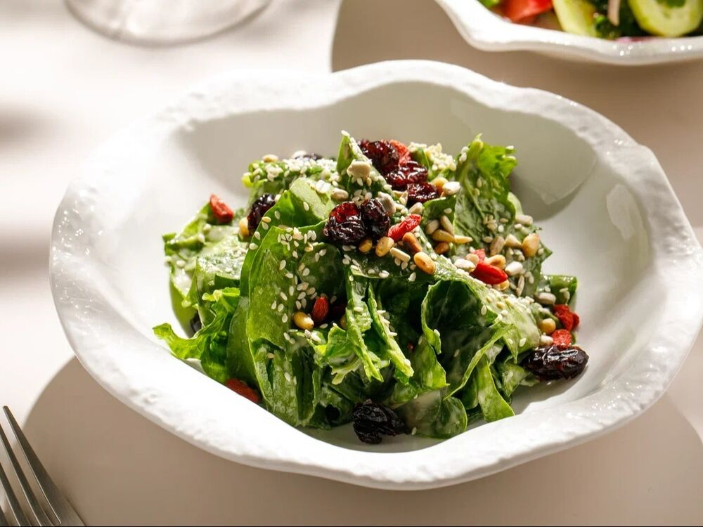 Salad with spinach, cranberries and Goji berries
