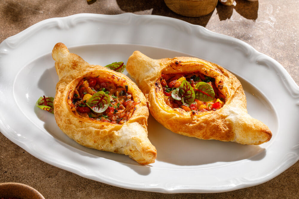 Хачапури по-аджарски с овощами