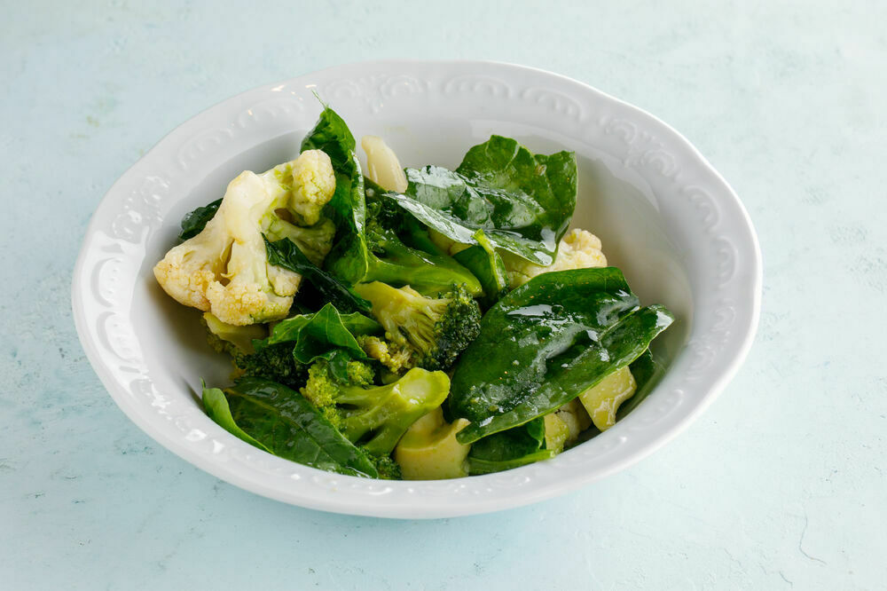 Зеленый салат с брокколи, авокадо 
