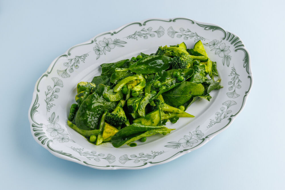 Green salad with broccoli, avocado and cauliflower