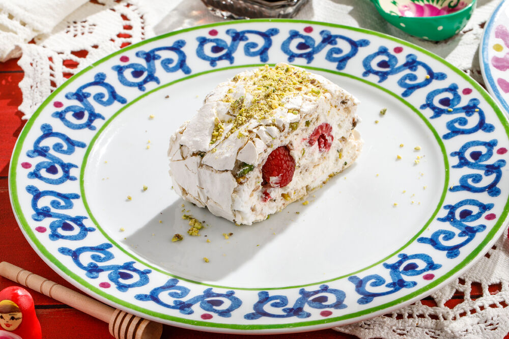 Dessert "Pistachio roll"