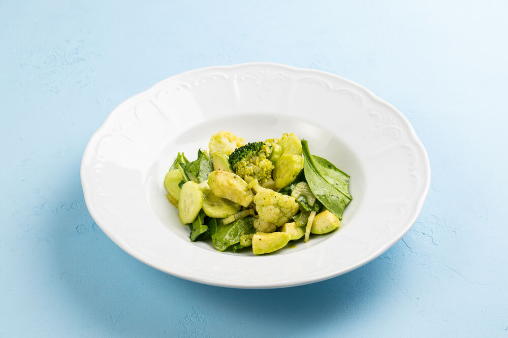 Зеленый салат с брокколи и авокадо 