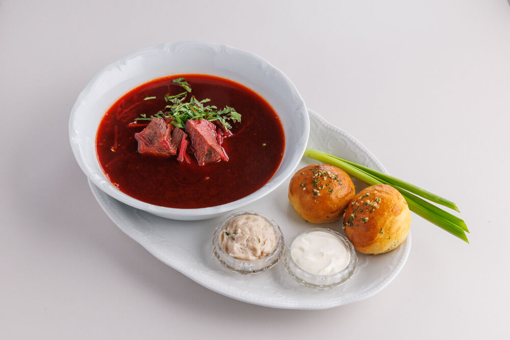 Борщ с чесночными пампушками и смальцем